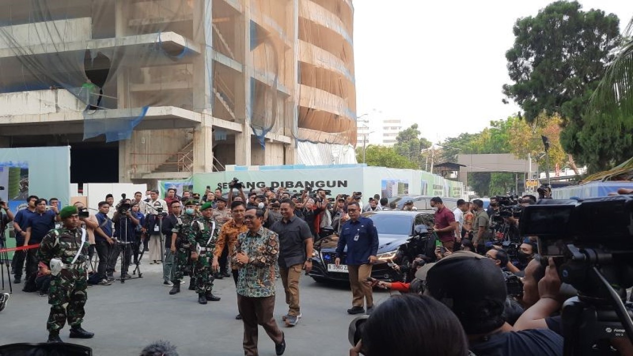 Mahfud MD tiba di RSPAS Gatot Soebroto untuk menjalani tes kesehatan guna keperluan pendaftaran Pilpres Pemilu 2024, Jakarta, Minggu (22/10/2023). (ANTARA/Laily Rahmawaty)