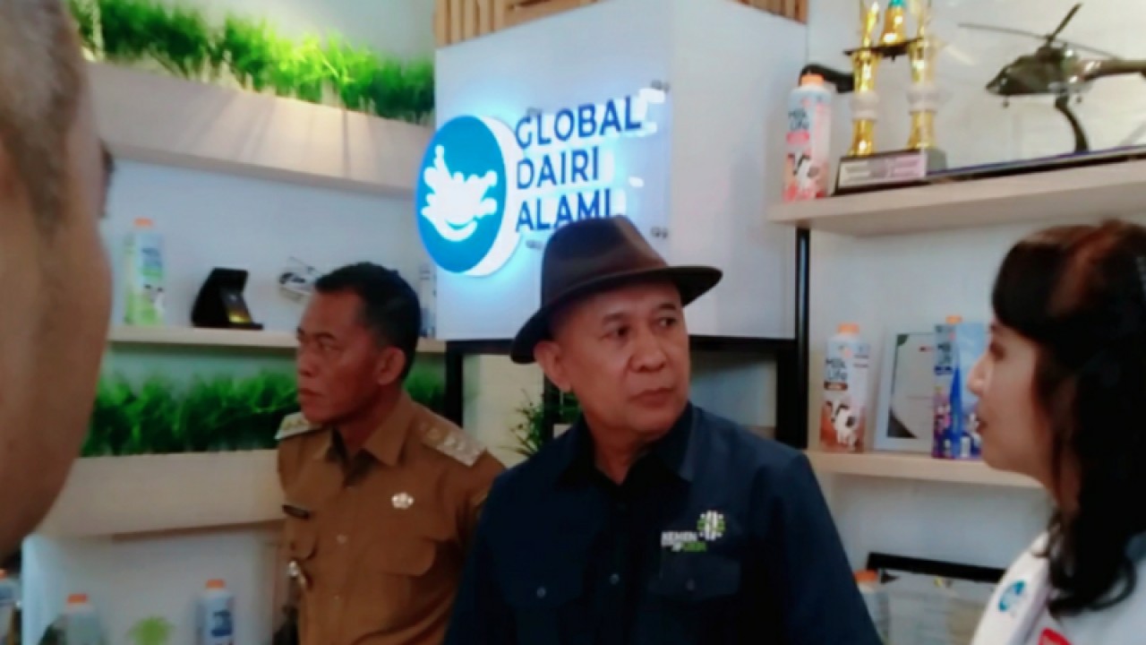 Menteri Koperasi dan Usaha Kecil Menengah (MenKopUKM) Teten Masduki (tengah). ANTARA/Ali Khumaini