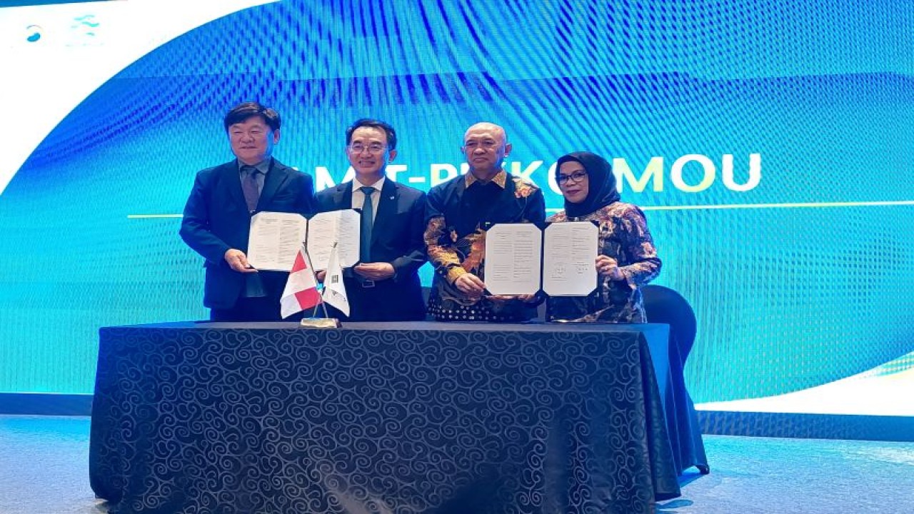 Menteri Koperasi dan Usaha Kecil Menengah, Teten Masduki (dua kanan) dalam acara penandatanganan nota kesepahaman antara PIKKO dan BEPA terkait RnD Technology Center EV yang diselenggarakan di Jakarta, Selasa (10/10/2023). (ANTARA/Adimas Raditya)