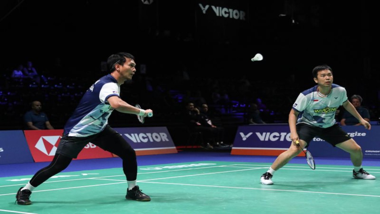 Ganda putra Hendra Setiawan/Mohammad Ahsan meredam perlawanan junior mereka yaitu Pramudya Kusumawardana/Yeremia Erich Yoche Yacob Rambitan dengan kemenangan straight game 30-28, 21-15 pada babak 32 besar Denmark Open 2023 di Odense, Selasa. (ANTARA/HO-PP PBSI)