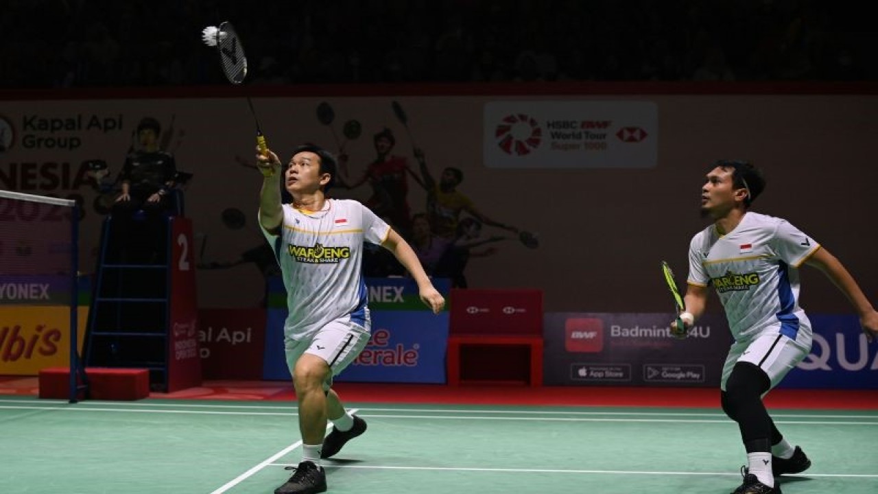Arsip - Pebulu tangkis ganda putra Indonesia Hendra Setiawan (kiri) dan Mohammad Ahsan (kanan) mengembalikan kok ke arah ganda putra Thailand Supak Jomkoh dan Kittinupong Kedren dalam pertandingan babak pertama (32 besar) turnamen Indonesia Open 2023 di Istora Senayan, Jakarta, Rabu (14/6/2023). . ANTARA FOTO/Aditya Pradana Putra/hp..