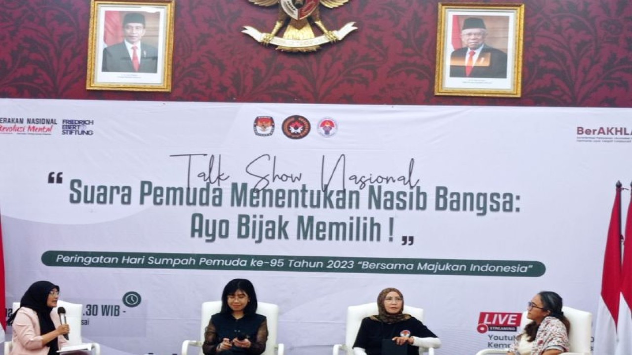 Direktur Eksekutif The Indonesian Institut Adinda T. Muchtar (kanan) dalam acara perbincangan "Suara Pemuda Menentukan Nasib Bangsa" di Kantor Kemenko PMK, Jakarta, Senin (30/10/2023). (ANTARA/Sanya Dinda)