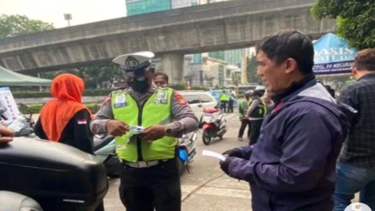 Suku Dinas Lingkungan Hidup Jakarta Selatan bersama Kepolisian melakukan tilang uji emisi di Terminal Blok M, Jakarta, Jumat (1/9/2023). ANTARA/Luthfia Miranda Putri