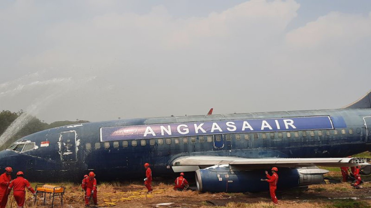 Tim Aircraft Removal Squad Bandara Soetta saat melakukan evakuasi Pesawat Boeing 777-400, nomor registrasi PK-PAS rute Medan menuju Jakarta yang mengalami trouble pada hydraulic system (Landing Gear tidak keluar). (Azmi Samsul Maarif)