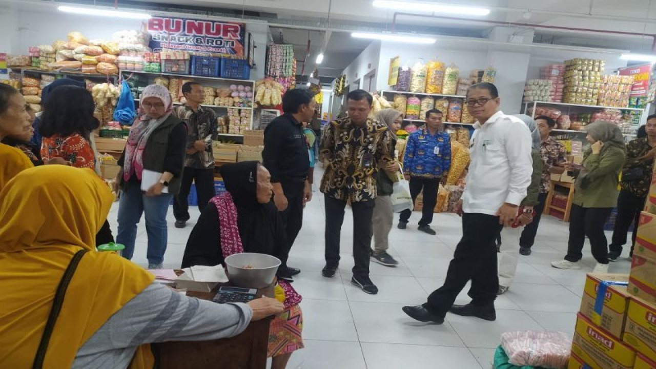 Tim Bapanas saat melakukan sidak bahan pokok beras di Pasar Legi Ponorogo (ANTARA/HO - Bapanas)