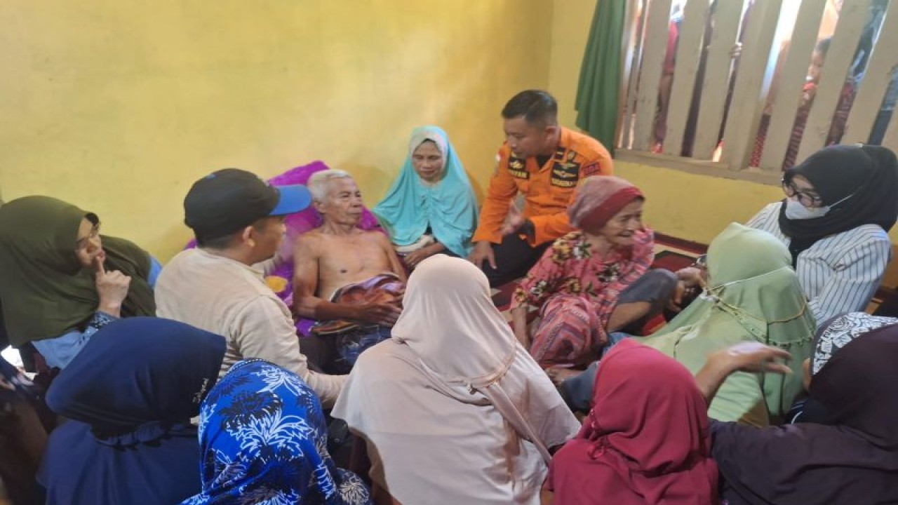 Tim Basarnas Kendari saat melakukan serahterima korban kepada pihak keluarga. (Antara/HO-Basarnas Kendari)