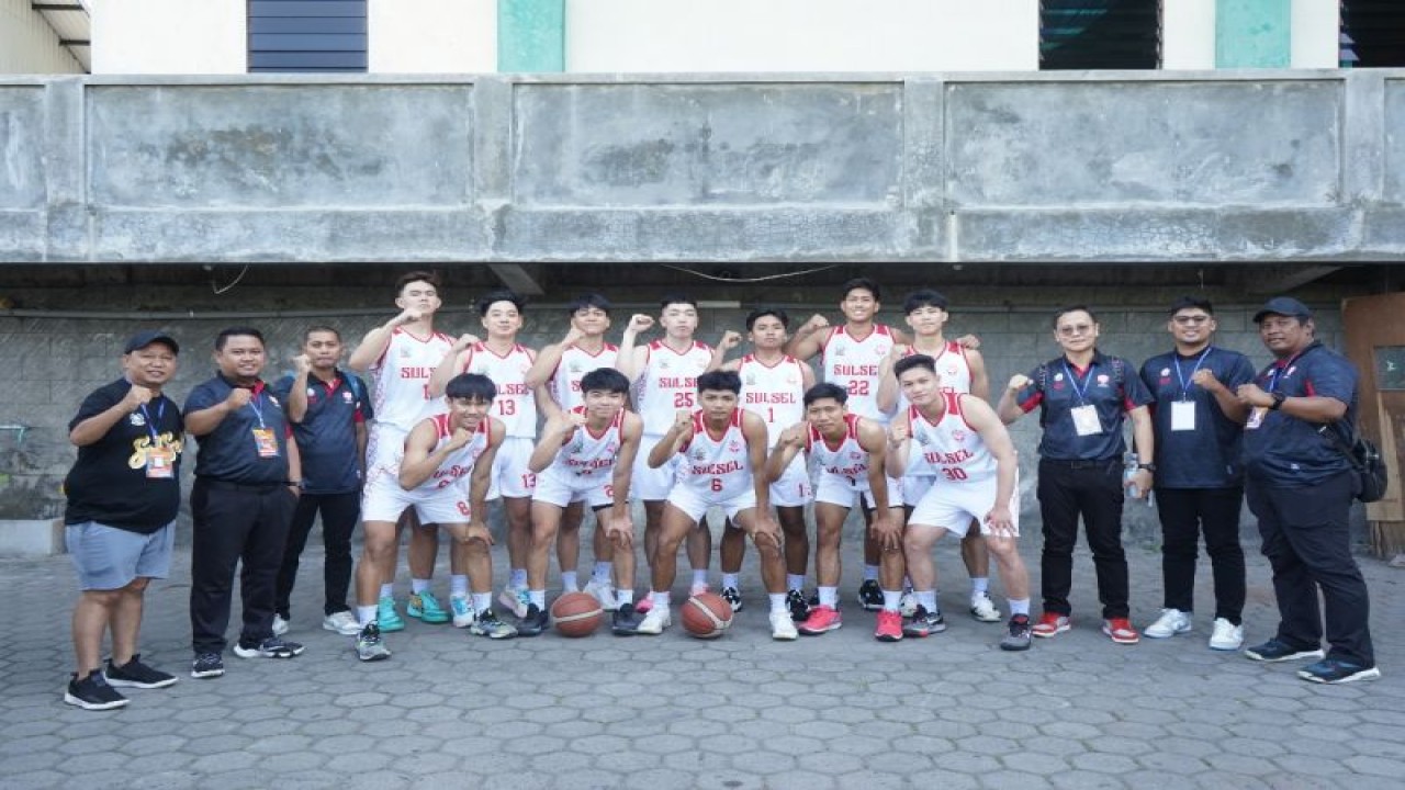 Tim basket Sulsel berfoto bersama sebelum tampil di PraPON di Bali, 1-8 Oktober 2023.ANTARA/HO-Perbasi Sulsel