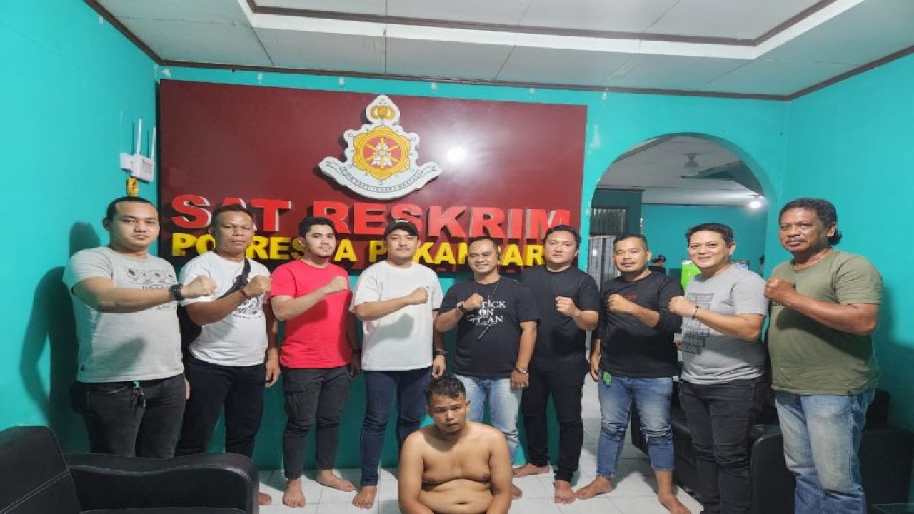 Tim Buser 77 Sat Reskrim Polresta Kendari bersama Polresta Pekanbaru saat menangkap pelaku. (Antara/HO-Polresta Kendari)