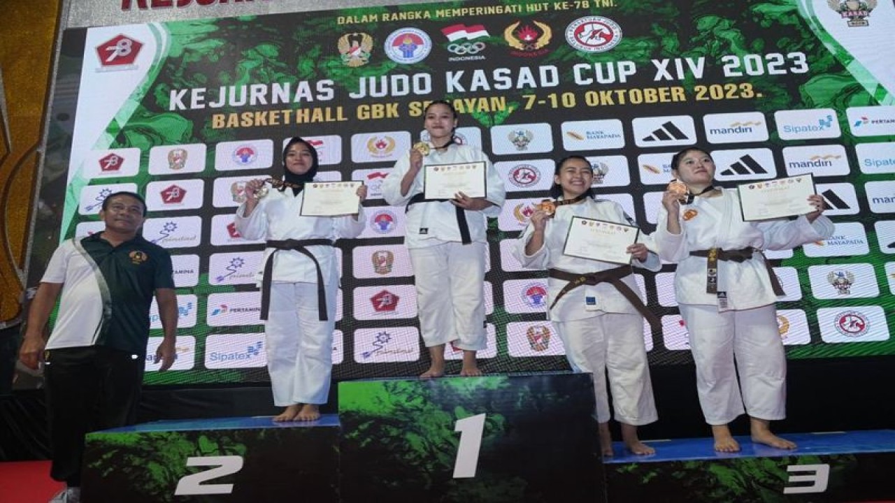 Penyerahan medali dan piagam kepada pemenang Kejurnas Judo Kasad Cup XIV 2023 di Hall Basket Senayan, Jakarta Selatan. ANTARA/HO/Kejurnas Judo Piala Kasad