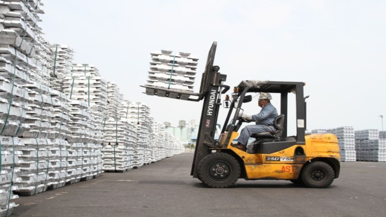 Ilustrasi seorang pekerja mengakut timah menggunakan kendaraan forklift. (ANTARA/HO-MIND ID)
