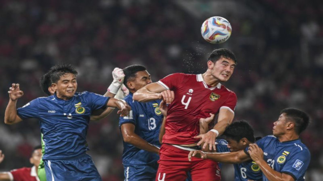 Pesepak bola timnas Indonesia Elkan Baggot (kedua kanan) berusaha menyundul bola yang dihadangan pesepak bola timnas Brunei dalam pertandingan leg 1 kualifikasi Piala Dunia 2026 babak pertama zona Asia di Stadion Utama Gelora Bung Karno (GBK), Senayan, Jakarta, Kamis (12/10/2023). ANTARA FOTO/Galih Pradipta/hp.