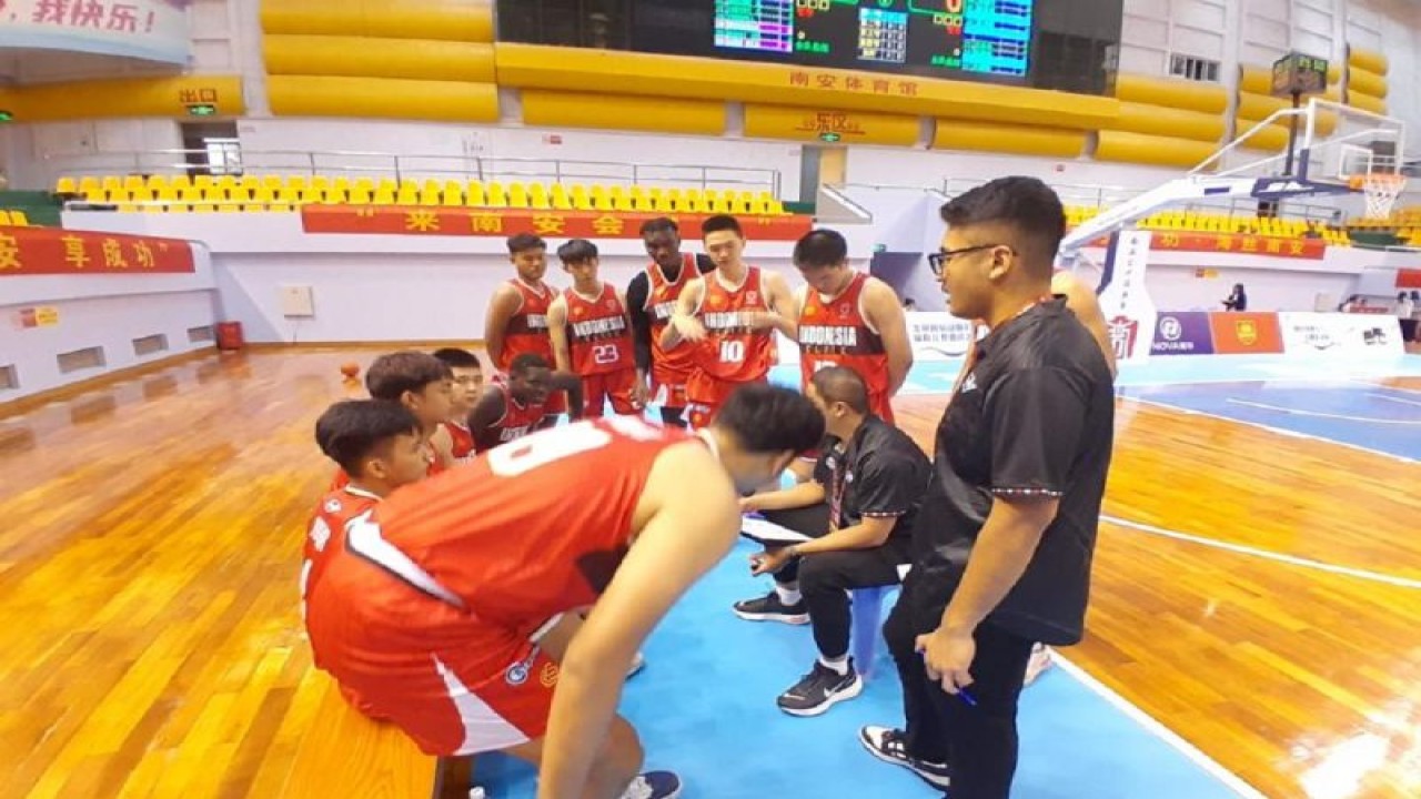 Timnas Bola Basket Indonesia yang berisi pemain muda atau Indonesia Elite bersiap menghadapi Filipina di laga terakhir kompetisi Zheng Cheng Gong Cup di China. ANTARA/HO-Perbasi