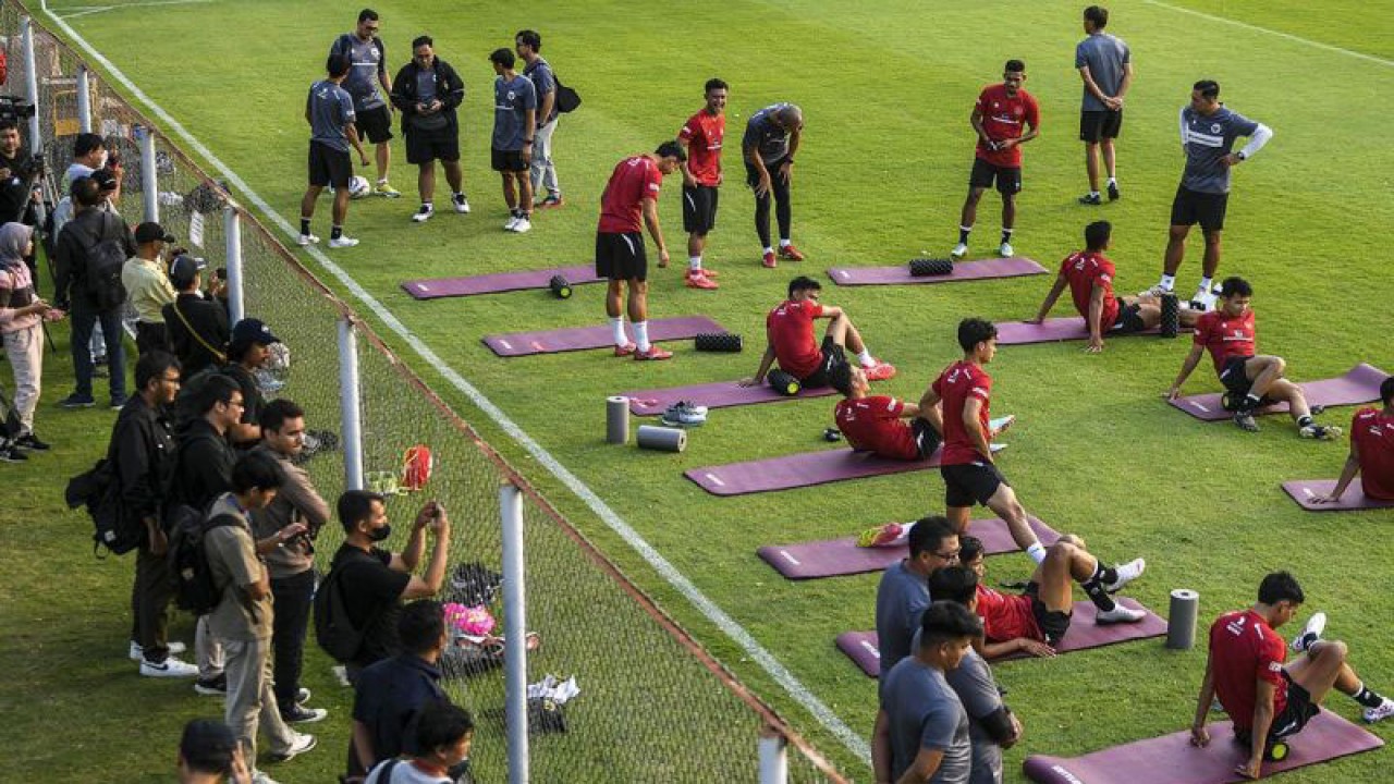 Sejumlah pemain Timnas Indonesia mengikuti sesi latihan di Lapangan A Gelora Bung Karno Senayan, Jakarta, Senin (9/10/2023). ANTARA FOTO/Galih Pradipta/aww/aa.
