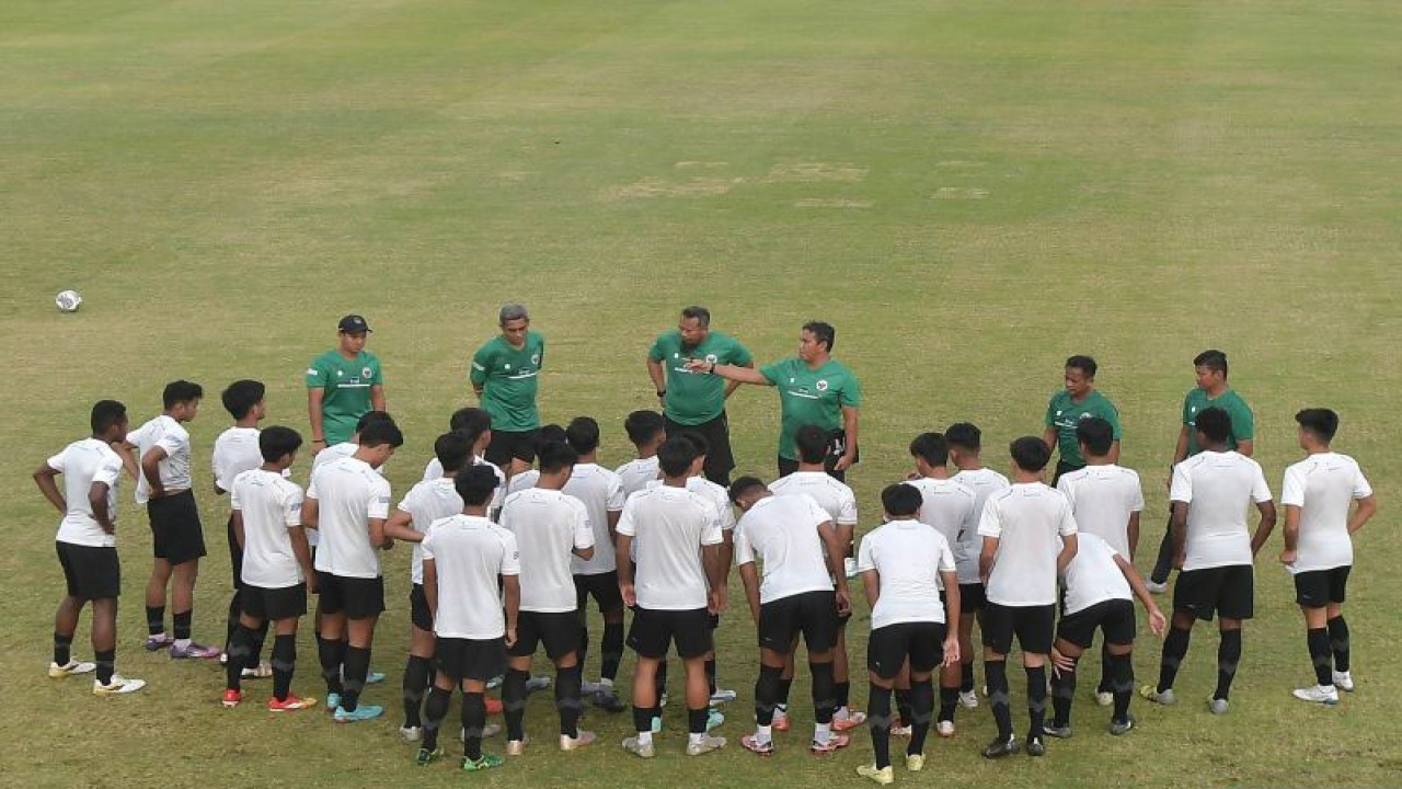 Foto arsip - Pelatih Timnas U-17 Bima Sakti (tengah) memberikan arahan kepada sejumlah pemain saat latihan di Lapangan ABC Senayan, Jakarta, Sabtu (26/8/2023). . ANTARA FOTO/Fakhri Hermansyah/tom