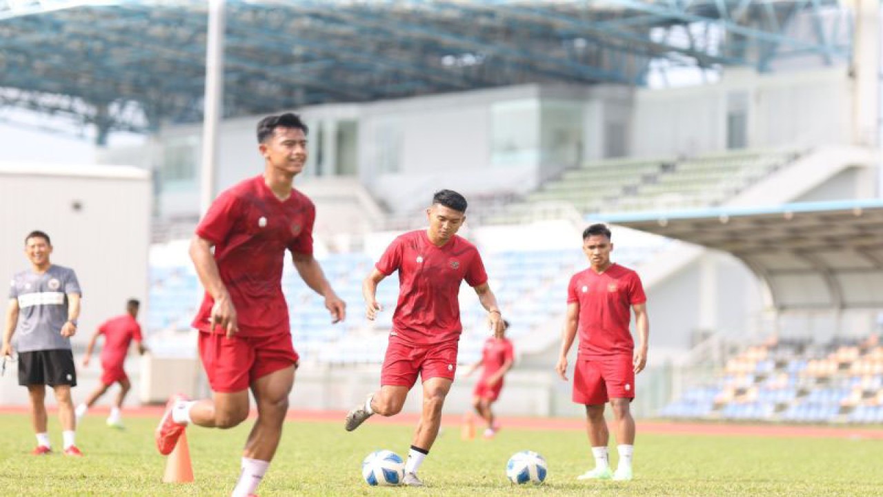 Timnas Indonesia saat berlatih bersiap melakoni leg kedua kualifikasi Piala Dunia 2026 zona Asia ronde pertama melawan Brunei Darussalam di Stadion Padang dan Belapan, Kompleks Olahraga Bandar Seri Begawan, Brunei, Sabtu (14/10/2023). (ANTARA/HO/PSSI)