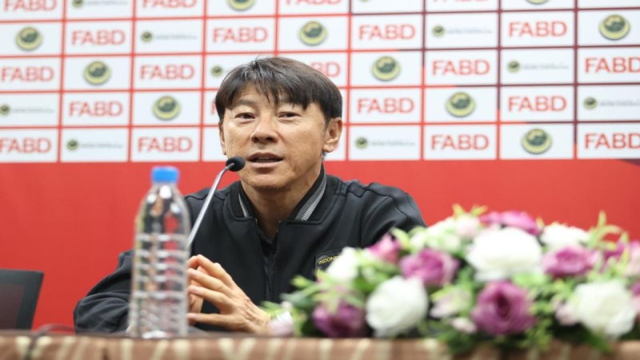 Pelatih Timnas Indonesia Shin Tae-yong berbicara pada sesi konferensi pers jelang pertandingan leg kedua menghadapi Brunei Darussalam pada ajang Kualifikasi Piala Dunia 2026 zona Asia ronde pertama, Senin (16/10/2023). (HO-PSSI)
