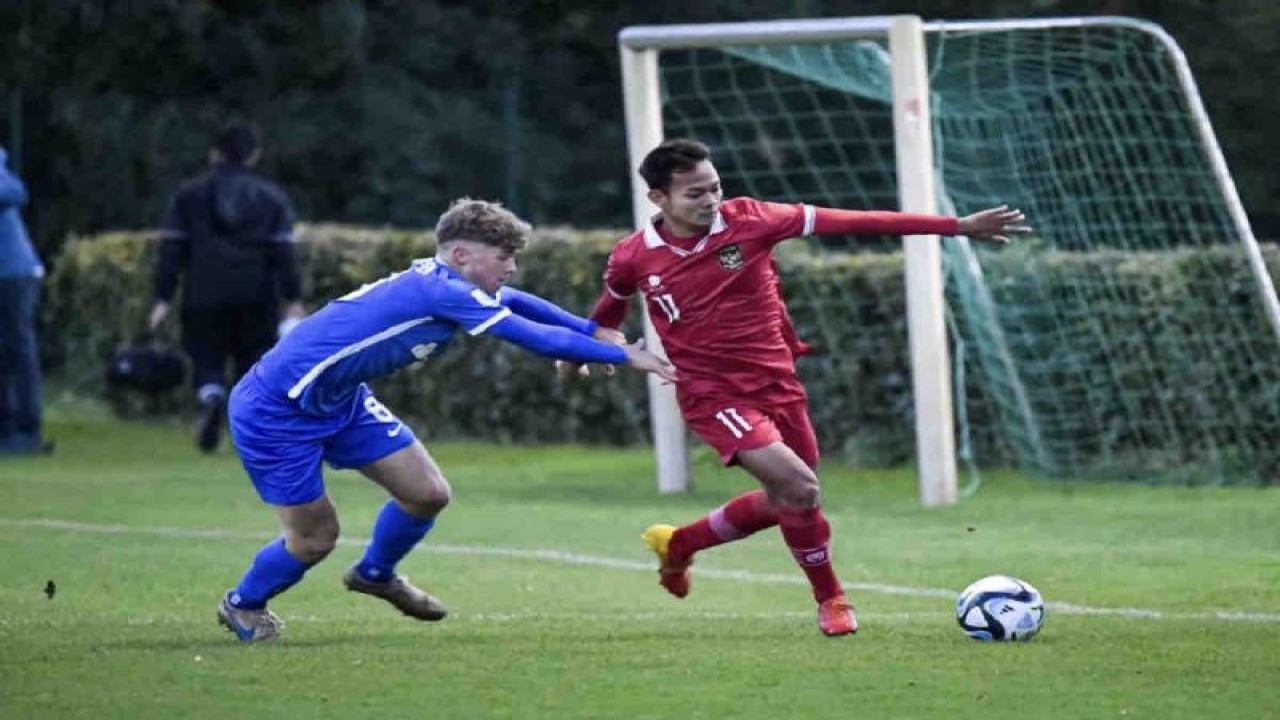 Pemain timnas Indonesia U-17 berduel dengan pemain SV Meppen pada pertandingan uji coba, yang dimainkan di Lapangan SV Hemsen, Meppen, Jerman, Selasa (17/10/2023). (ANTARA/HO/PSSI)