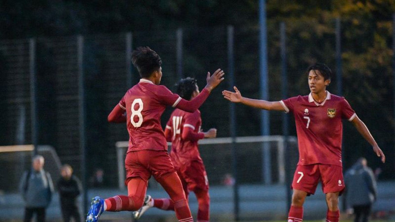 Timnas Indonesia U-17 saat menjalani laga uji coba dengan skor akhir 2-3 melawan FC Koln U-17 di RheinEnergie Sportpark, Koln, Jerman, Jumat (20/10/2023). (ANTARA/HO/PSSI)