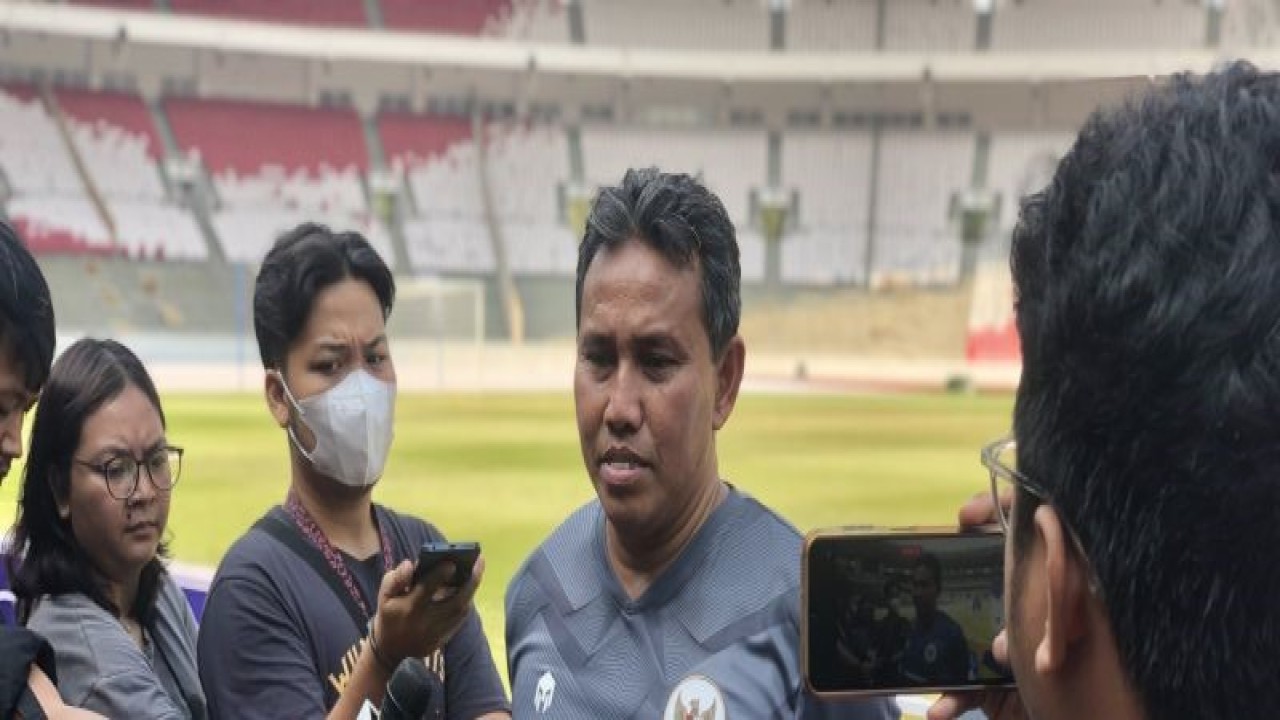 Pelatih timnas Indonesia U-17 Bima Sakti seusai memimpin latihan timnas U-17 di Stadion Utama Gelora Bung Karno (SUGBK), Jakarta, Senin (30/10/2023). (ANTARA/Zaro Ezza Syachniar)
