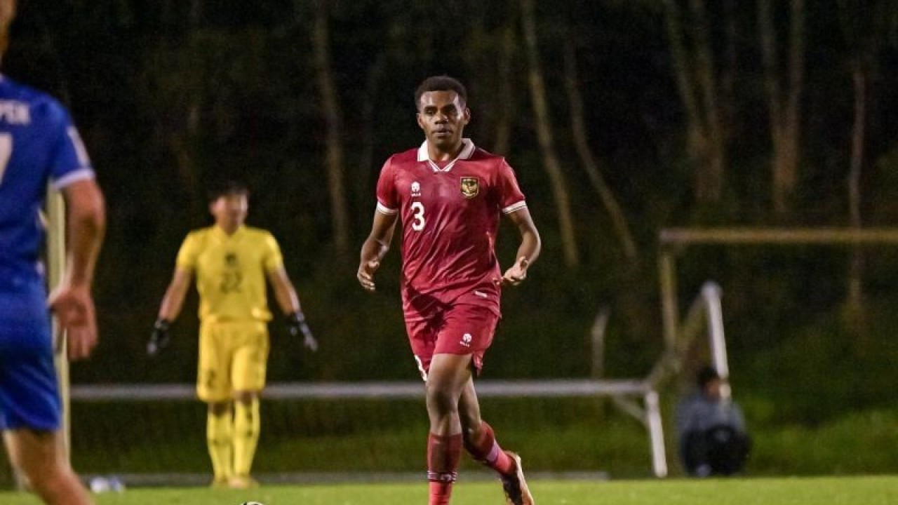 Pemain timnas Indonesia U-17 Muhammad Iqbal Gwijangge menggiring bola pada pertandingan uji coba melawan SV Meppen, yang dimainkan di Lapangan SV Hemsen, Meppen, Jerman, Selasa (17/10/2023). (ANTARA/HO/PSSI)