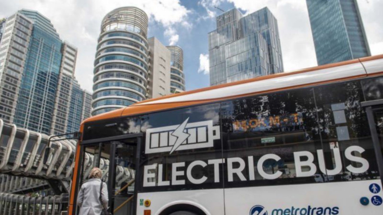Penumpang naik ke dalam bus listrik di Jakarta, Senin (20/2/2023). ANTARA FOTO/Muhammad Adimaja/aww.