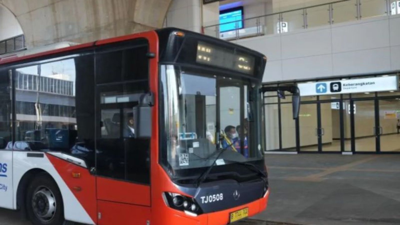 PT Transportasi Jakarta (TransJakarta) mulai mengoperasikan rute layanan Cawang-Stasiun Halim Kereta Cepat Jakarta Bandung (KCJB) yang terintegrasi dengan kereta cepat (Whoosh). ANTARA/Ho/PT TransJakarta
