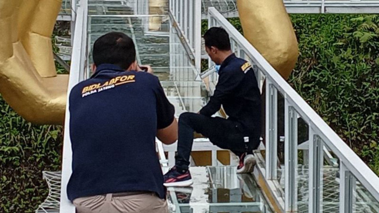 Tim Laboratorium Forensik Cabang Semarang melakukan olah tempat kejadian perkara (TKP) pada wahana jembatan kaca "The Geong" di kawasan wisata Hutan Pinus Limpakuwus, Kabupaten Banyumas, Kamis (26/10/2023). ANTARA/Sumarwoto