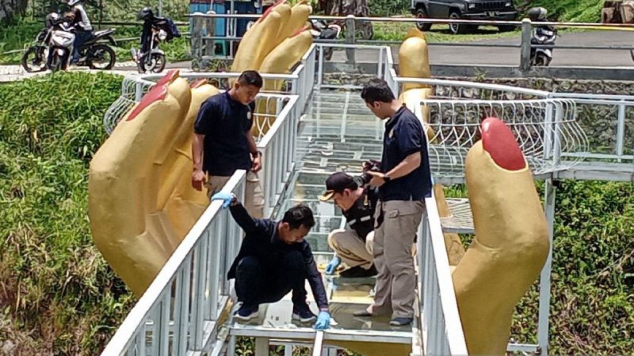 Kepala Subbidang Fisika Bidlabfor Polda Jateng Komisaris Polisi Setiawan Widianto (bertopi) memimpin olah TKP di jembatan kaca "The Geong", Hutan Pinus Limpakuwus, Desa Limpakuwus, Kecamatan Sumbang, Kabupaten Banyumas, Jawa Tengah, Kamis (26/10/2023). (ANTARA/Sumarwoto)