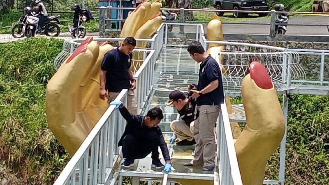 Tim Bidang Laboratorium Forensik (Bidlabfor) Polda Jawa Tengah melakukan olah TKP pada jembatan kaca "The Geong", Hutan Pinus Limpakuwus, Desa Limpakuwus, Kecamatan Sumbang, Kabupaten Banyumas, Jawa Tengah, Kamis (26/10/2023). (ANTARA/Sumarwoto)