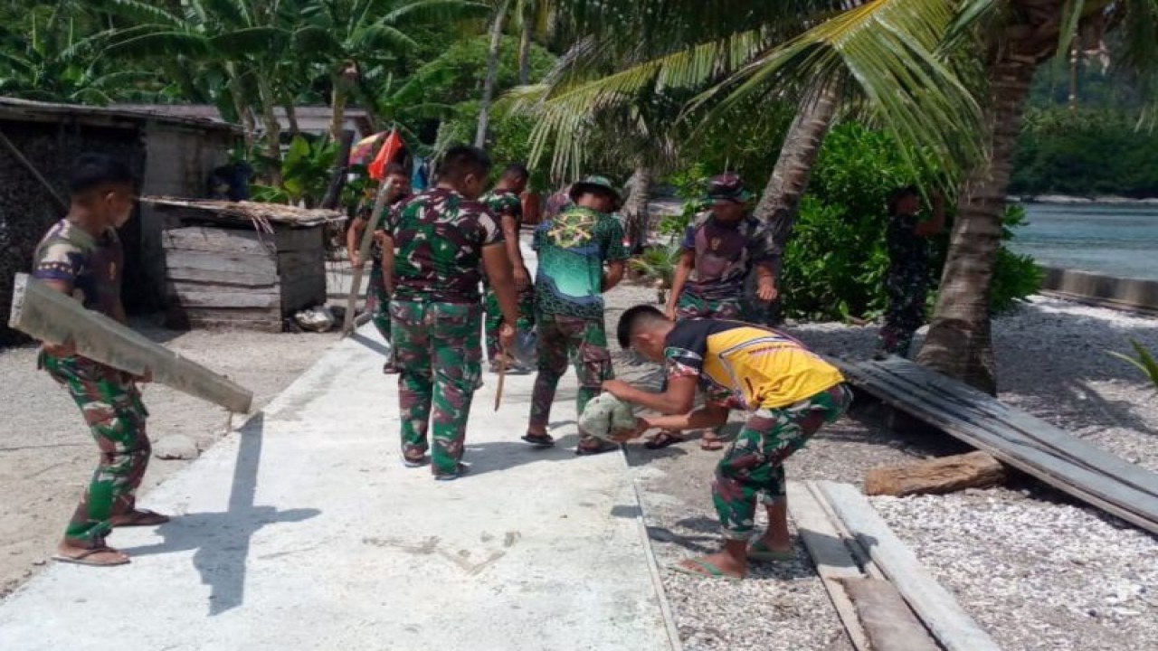 Program TNI Manunggal Membangun Desa (TMMD) yang dilaksanakan daerah terpencil di Pulau Batang Dua, Senin (9/10/2023). ANTARA/Abdul Fatah (Abdul Fatah)