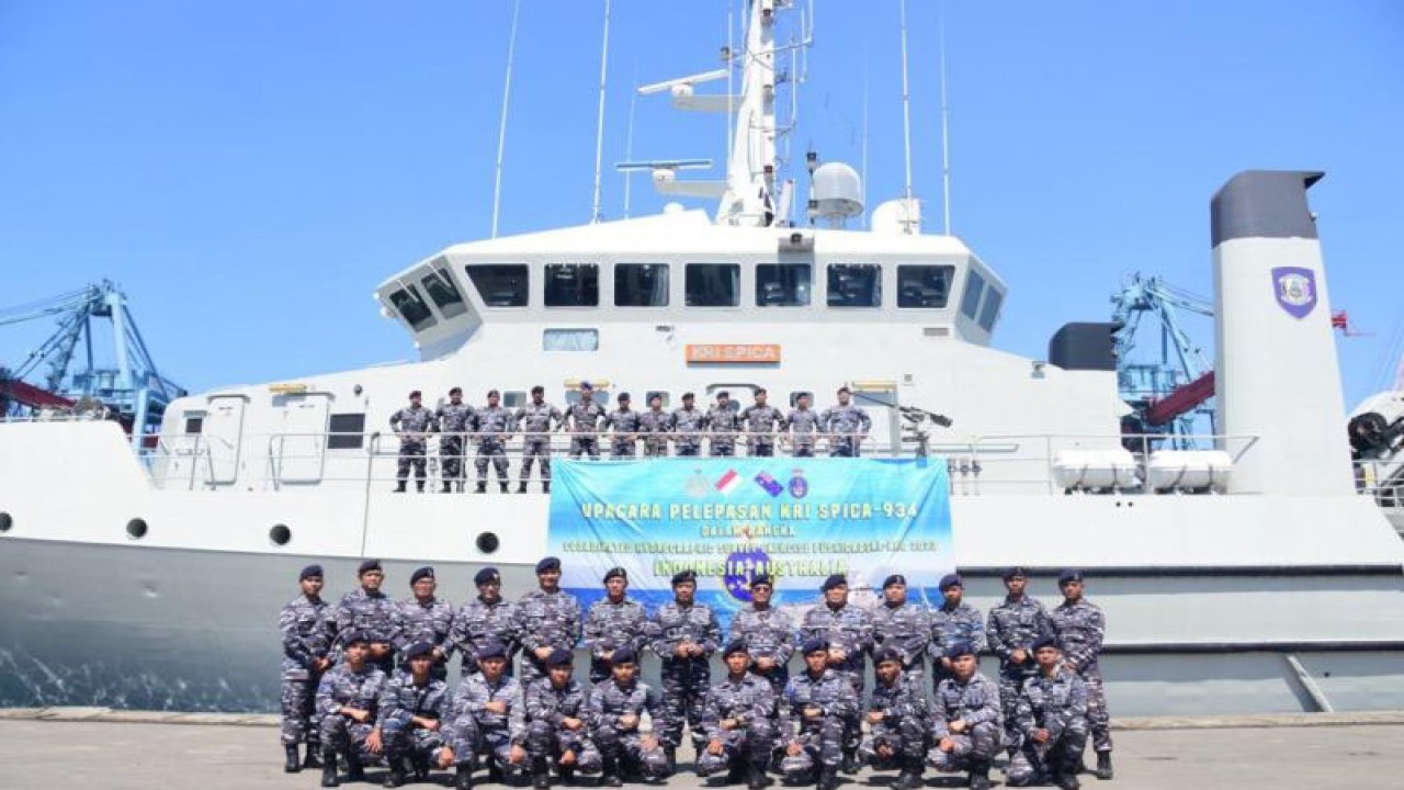 Dokumentasi - Komandan Pushidrosal Laksdya TNI Nurhidayat berfoto bersama prajurit TNI AL dalam Latihan Bersama Coordinated Hydrographic Survey Exercise Indonesia-Australia 2023 di JICT Tanjung Priok, Jakarta, Jumat (29/9/2023). (ANTARA/HO-Dokumentasi Pusat Hidro-Oseanografi TNI AL)