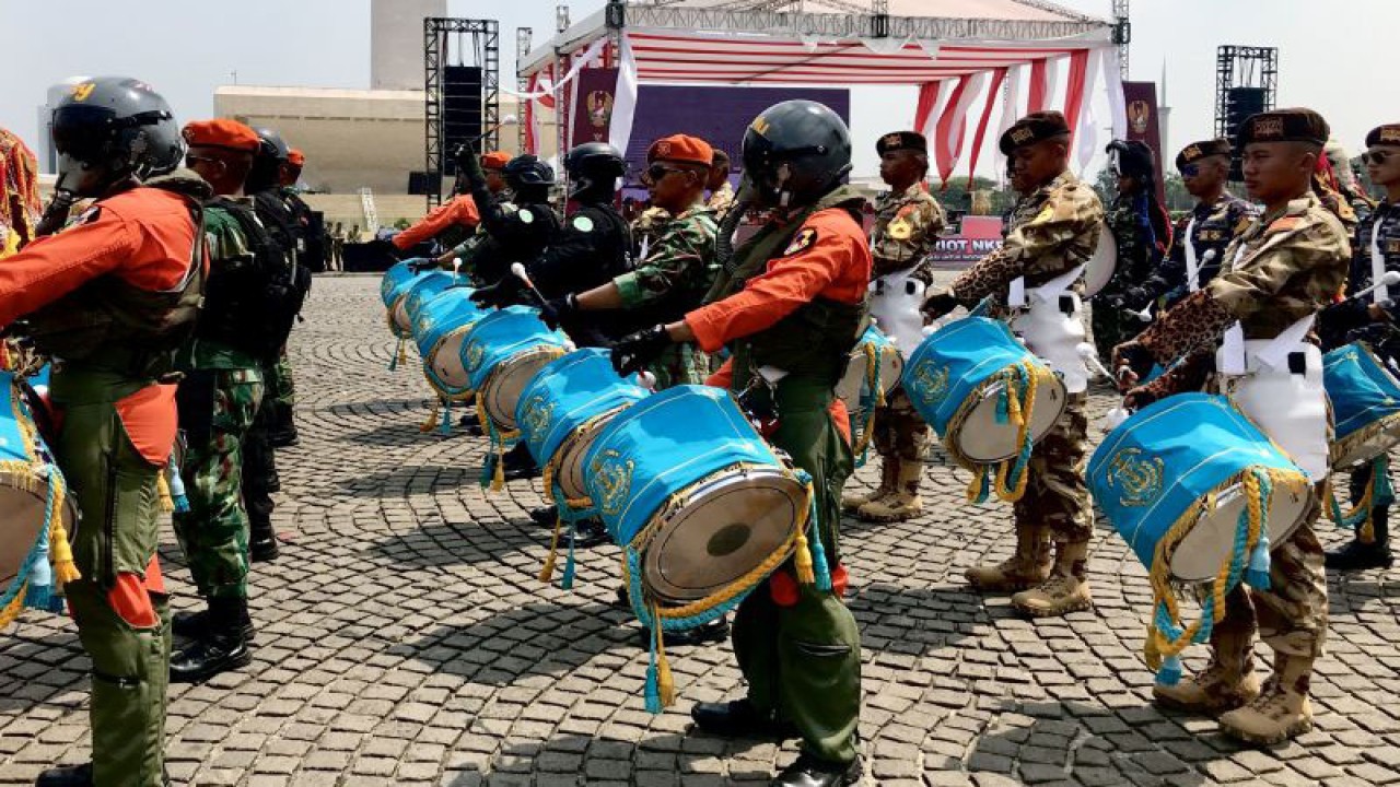 Drum band dari tiga matra dan akademi TNI mengikuti gladi bersih Upacara Parade dan Defile HUT Ke-78 TNI di Monumen Nasional, Jakarta, Selasa (3/10/2023). ANTARA/Genta Tenri Mawangi.