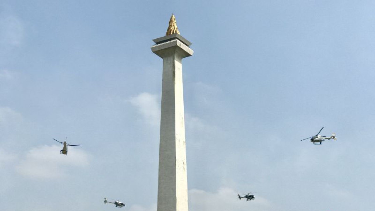 Helikopter Colibri TNI AU yang diterbangkan Tim Dynamic Pegasus mengelilingi langit Monas saat Upacara Parade dan Defile HUT ke-78 TNI di Jakarta, Kamis (5/10/2023). (ANTARA/Genta Tenri Mawangi)