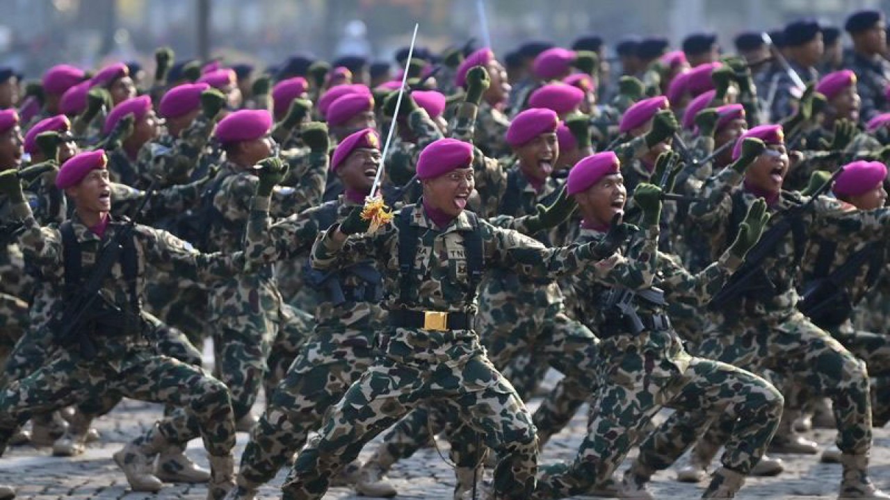 Prajurit TNI menampilkan yel-yel saat upacara HUT ke-78 TNI di Lapangan Silang Monumen Nasional, Gambir, Jakarta, Kamis (5/10/2023). (ANTARA FOTO/Akbar Nugroho Gumay/wpa/tom/aa)