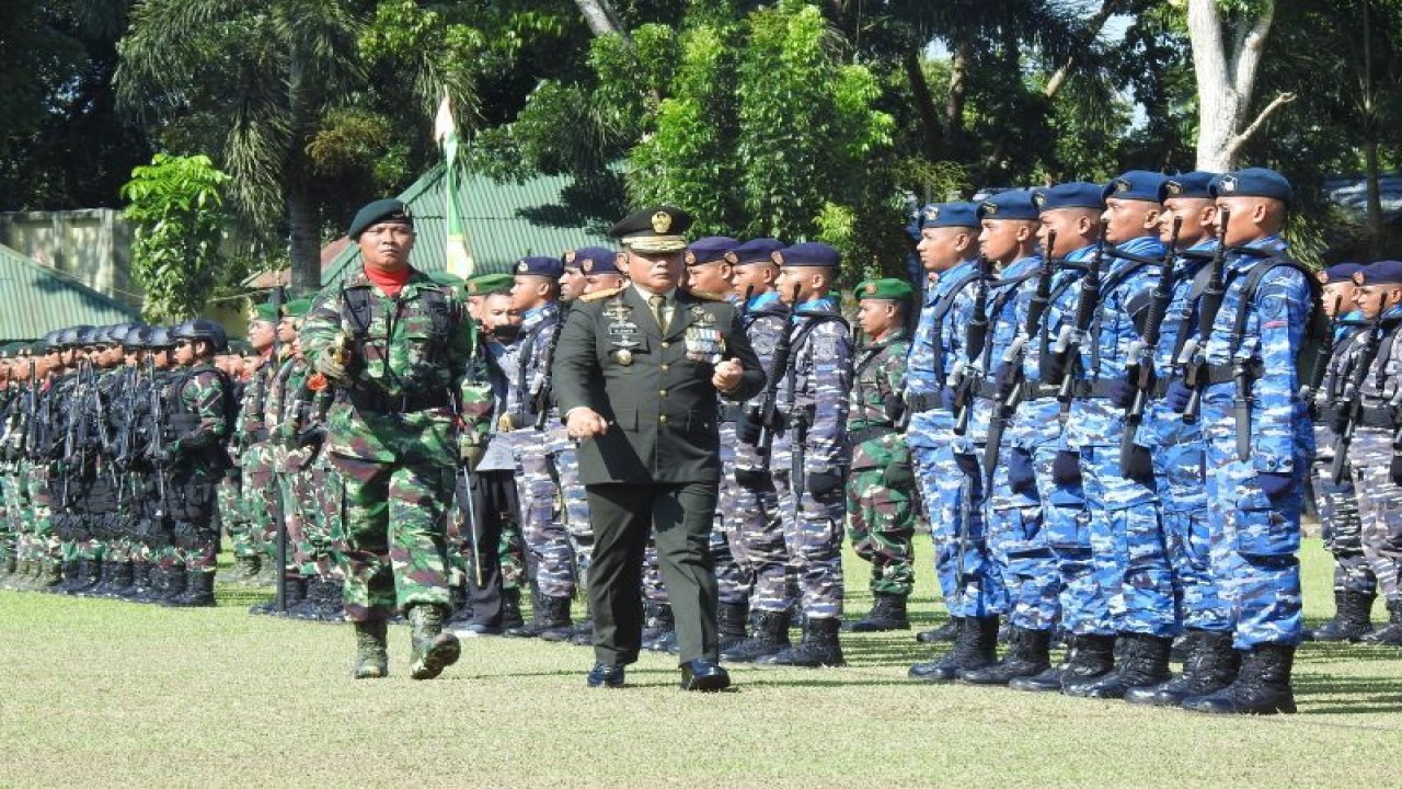 Danrem 152/Baabullah, Brigjen TNI Elkines Villando Dewangga memimpin upacara memperingati HUT ke 78 NI Tahun 2023 dan jajaran TNI wilayah Provinsi Maluku Utara dipusatkan di Lapangan Yonif 732/Banau, Porniti Kabupaten Halmahera Barat, Kamis (5/10/2023). ANTARA/Abdul Fatah (Abdul Fatah)
