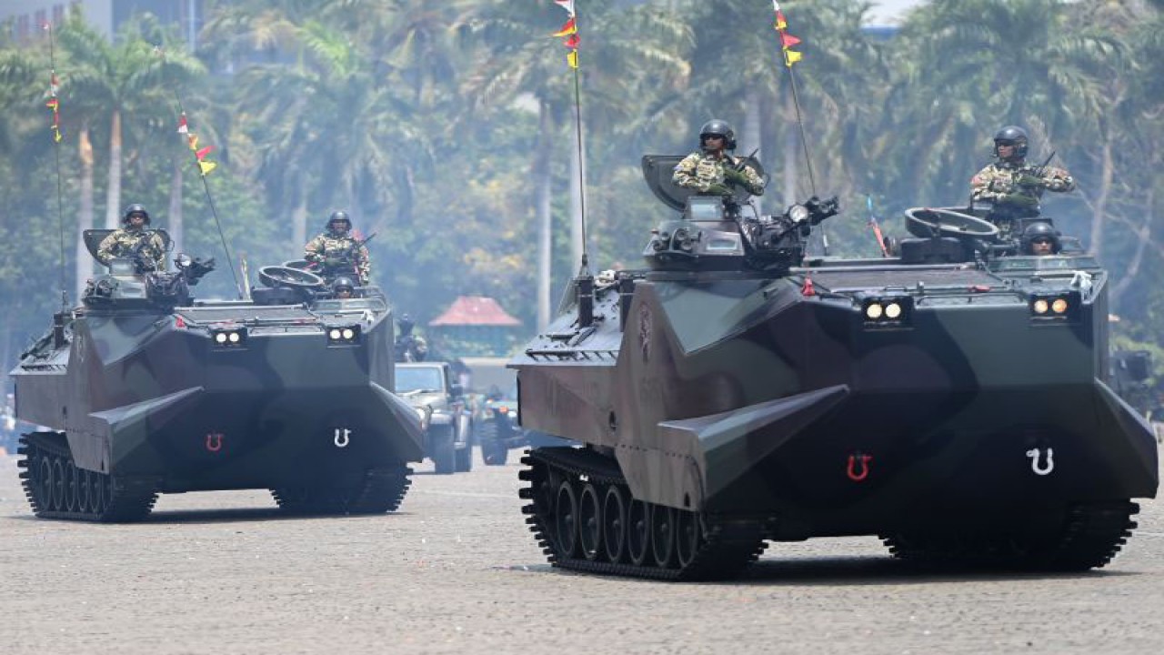 Prajurit TNI mengikuti parade alutsista peringatan HUT ke-78 TNI di Lapangan Silang Monas, Gambir, Jakarta, Kamis (5/10/2023). (ANTARA FOTO/Fauzan/tom)