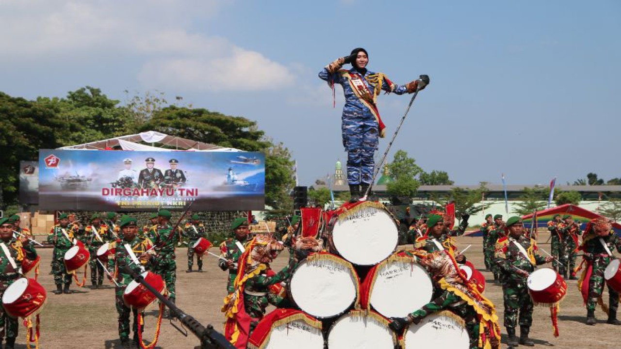 Aksi mayoret memberi hormat dalam atraksi drumband personel TNI pada perayaan HUT Ke-78 TNI di Lapangan Trisula Yonif 742/SWY, Mataram, NTB, Kamis (5/10/2023). (ANTARA/Dhimas B.P.)