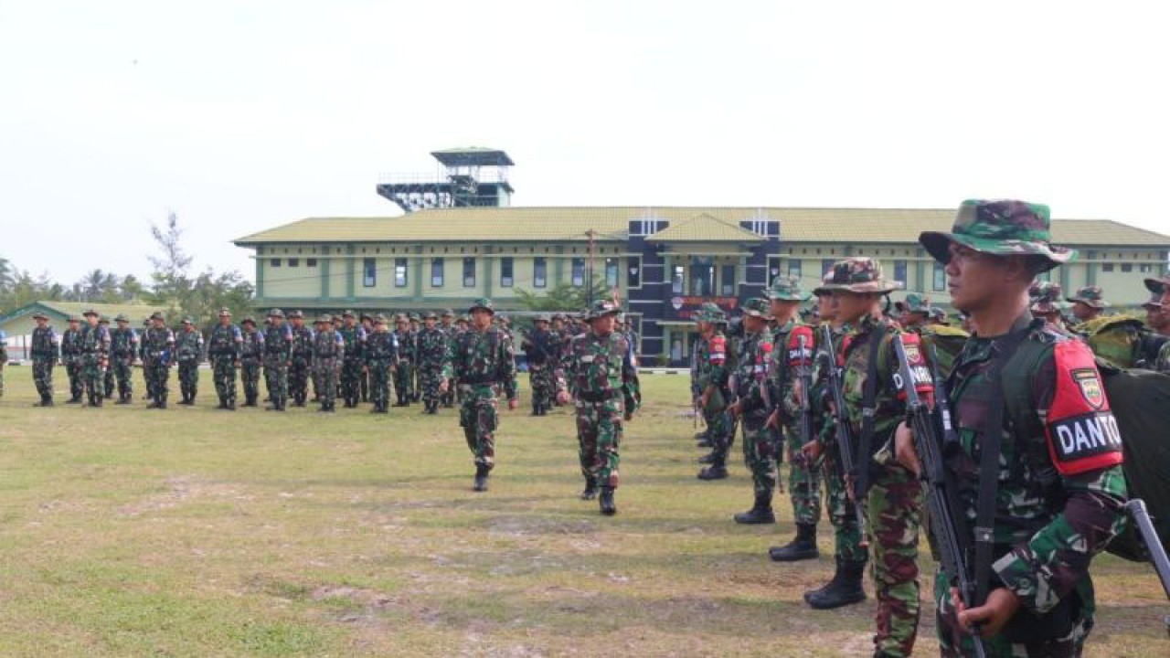 Kepala Bagian Latihan (Kabalgat) Rindam 1/Bukit Barisan Kolonel Inf Dwi Kristianto saat melakukan pengecekkan peserta latihan di Markas Yon Komposit 1/Gardapati di Kecamatan Bunguran Timur, Kabupaten Natuna. (ANTARA/Muhamad Nurman)