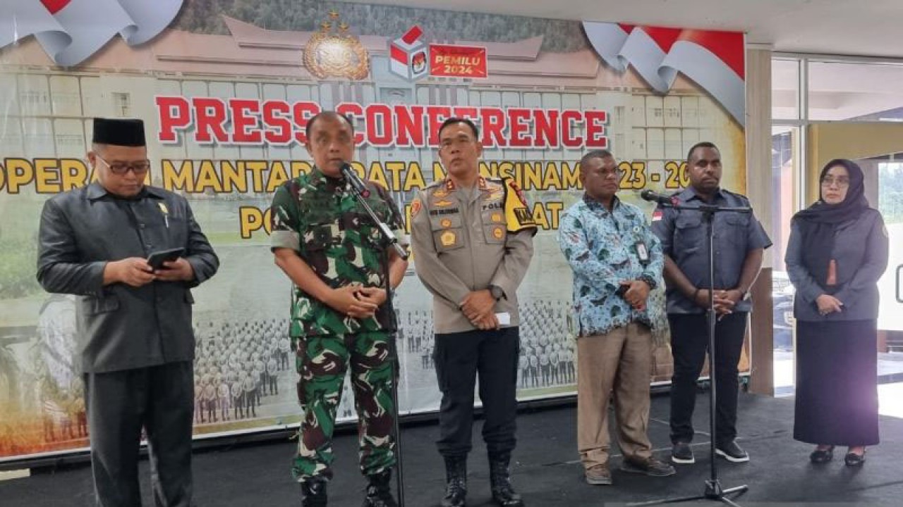 Panglima Kodam XVIII/Kasuari, Mayor Jenderal TNI Ilyas Alamsyah Harahap (kedua dari kiri), saat konferensi pers pengamanan Pemilu 2024 di Markas Polda Papua Barat, Manokwari, Selasa. ANTARA/Fransiskus S Weking