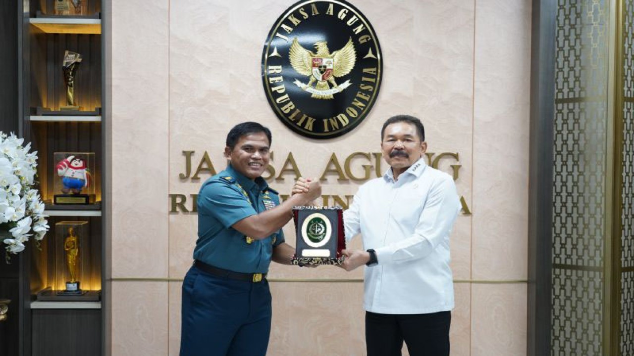 Kepala Staf TNI Angkatan Laut Laksamana TNI Muhammad Ali (kiri) dan Jaksa Agung ST Burhanuddin (kanan) berjabat tangan selepas keduanya bertemu di Gedung Utama Kejaksaan Agung RI, Jakarta, Selasa (17/10/2023). ANTARA/HO-Dokumentasi Kejaksaan Agung RI.