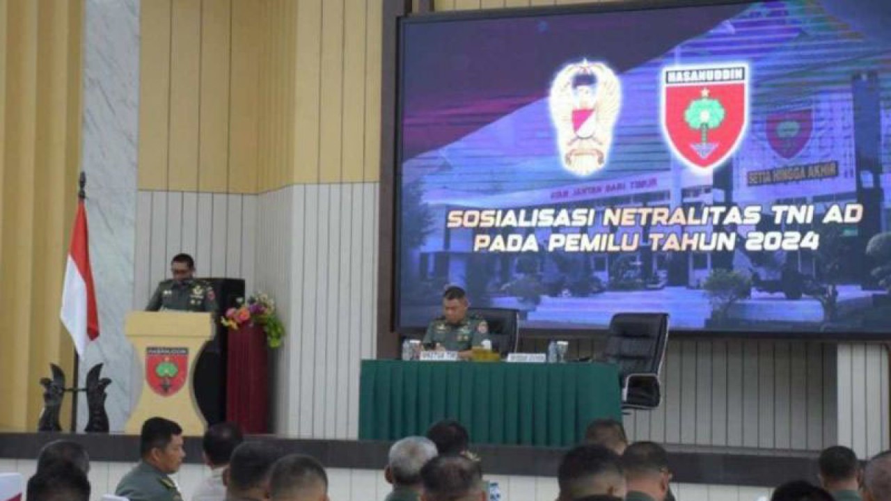 Inspektur Kodam (Irdam) XIV/Hasanuddin Brigjen TNI Dwi Endrosasongko saat membuka sosialisasi terkait Netralitas TNI AD pada Pemilu 2024 yang dilaksanakan oleh Tim Pusterad di Makassar, Jumat (20/10/2023). ANTARA/HO/Pendam XIV/Hsn