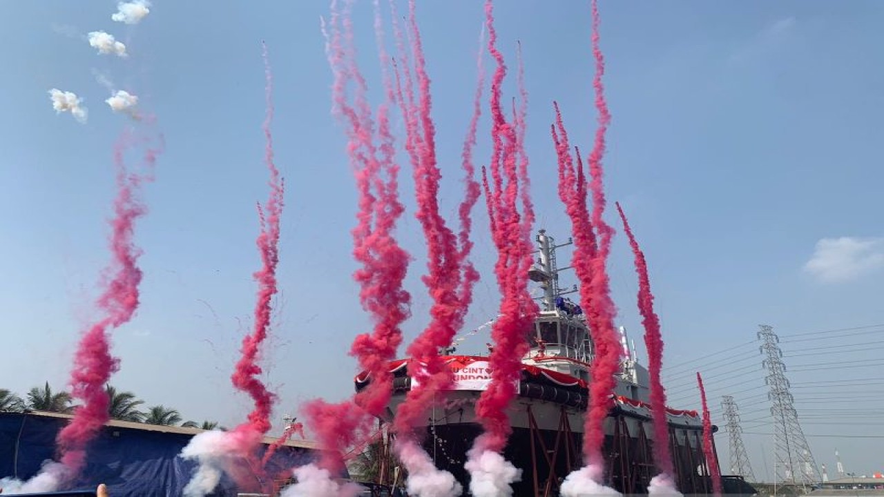 Peluncuran Kapal Harbour Tug (Kapal Tunda) milik TNI AL di Galangan Kapal Noahtu Shipyard, Tanjung Priok, Jakarta, Rabu (3/10). (ANTARA/Mario Sofia Nasution)