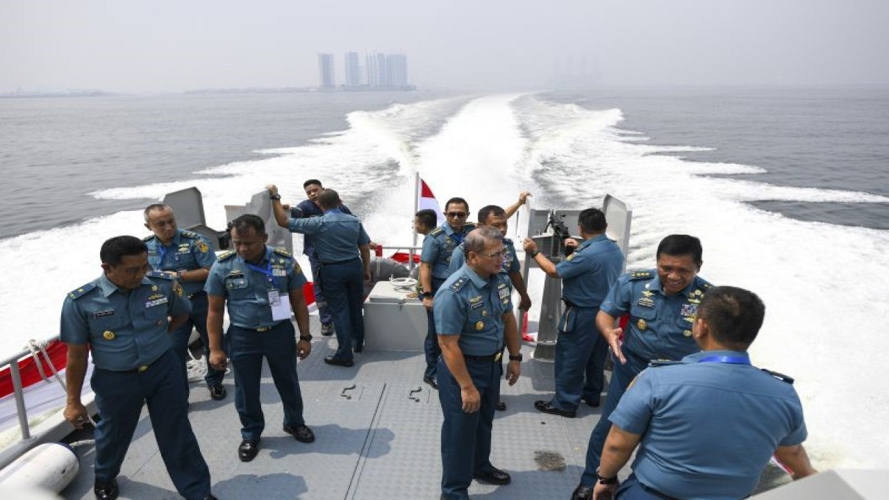 Wakil Kepala Staf Angkatan Laut (Wakasal) Laksamana Madya TNI Ahmadi Heri Purwono (kedua kanan) dan sejumlah perwira TNI AL berada di geladak kapal patroli kemanan laut (Patkamla) Yapero saat uji coba Perairan Pantai Marina, Jakarta Utara, Rabu (25/10/2023). ANTARA FOTO/M Risyal Hidayat/tom.
