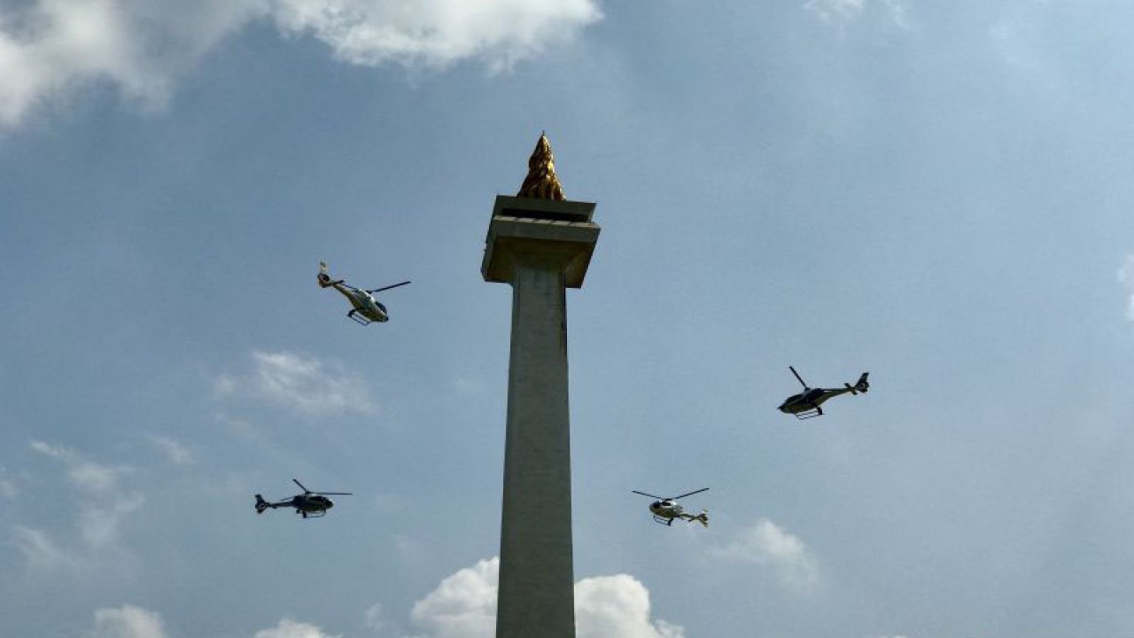Tim Penerbang Dynamic Pegasus TNI Angkatan Udara menampilkan atraksi terbang rendah mengelilingi Monumen Nasional saat gladi bersih Upacara Parade dan Defile HUT Ke-78 TNI di Monumen Nasional, Jakarta, Selasa (3/10/2023). ANTARA/Genta Tenri Mawangi.