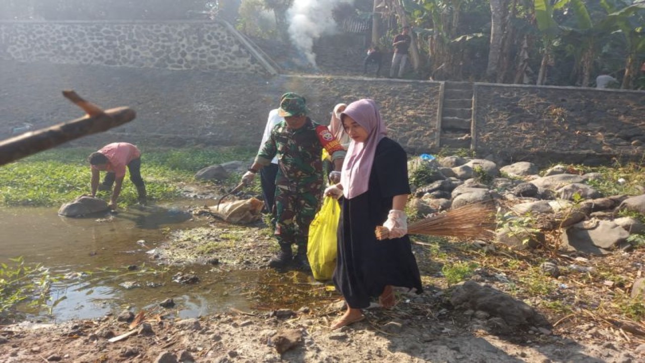 Jajaran TNI bersama masyarakat saat membersihkan sungai di Kelurahan Tiwu Galih, Kecamatan Praya, Kabupaten Lombok Tengah, Provinsi Nusa Tenggara Barat, Senin (23/10/2023) (ANTARA/HO-Humas Kodim 1620 Lombok Tengah)