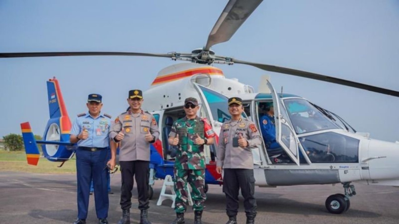 TNI dan Polri di Sumatera Selatan foto bersama berlatar belakang helikopter. ANTARA/HO-Polda Sumsel
