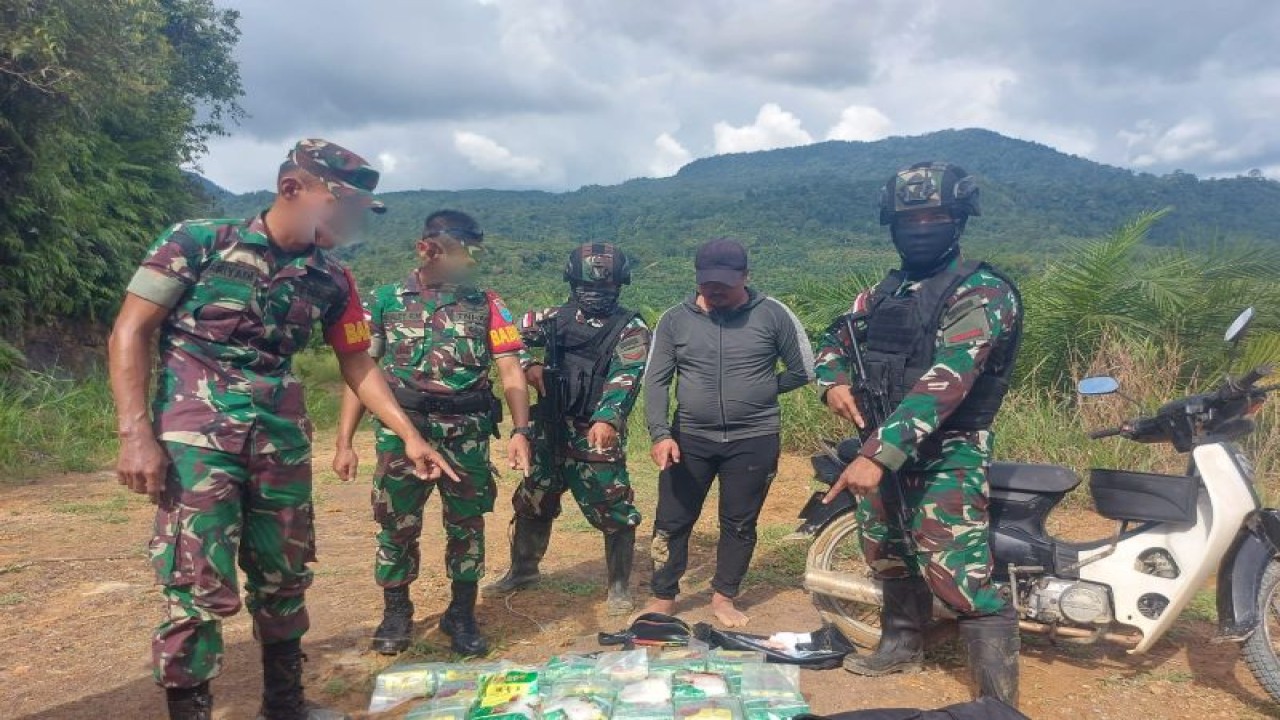 Prajurit TNI saat menangkap seorang warga Malaysia yang didapati membawa 20 kilogram narkoba jenis sabu di Desa Sei Mawang, Kecamatan Puring Kencana perbatasan Indonesia-Malaysia, wilayah Kapuas Hulu, Kalimantan Barat. ANTARA/HO-Pendam XII Tanjungpura.