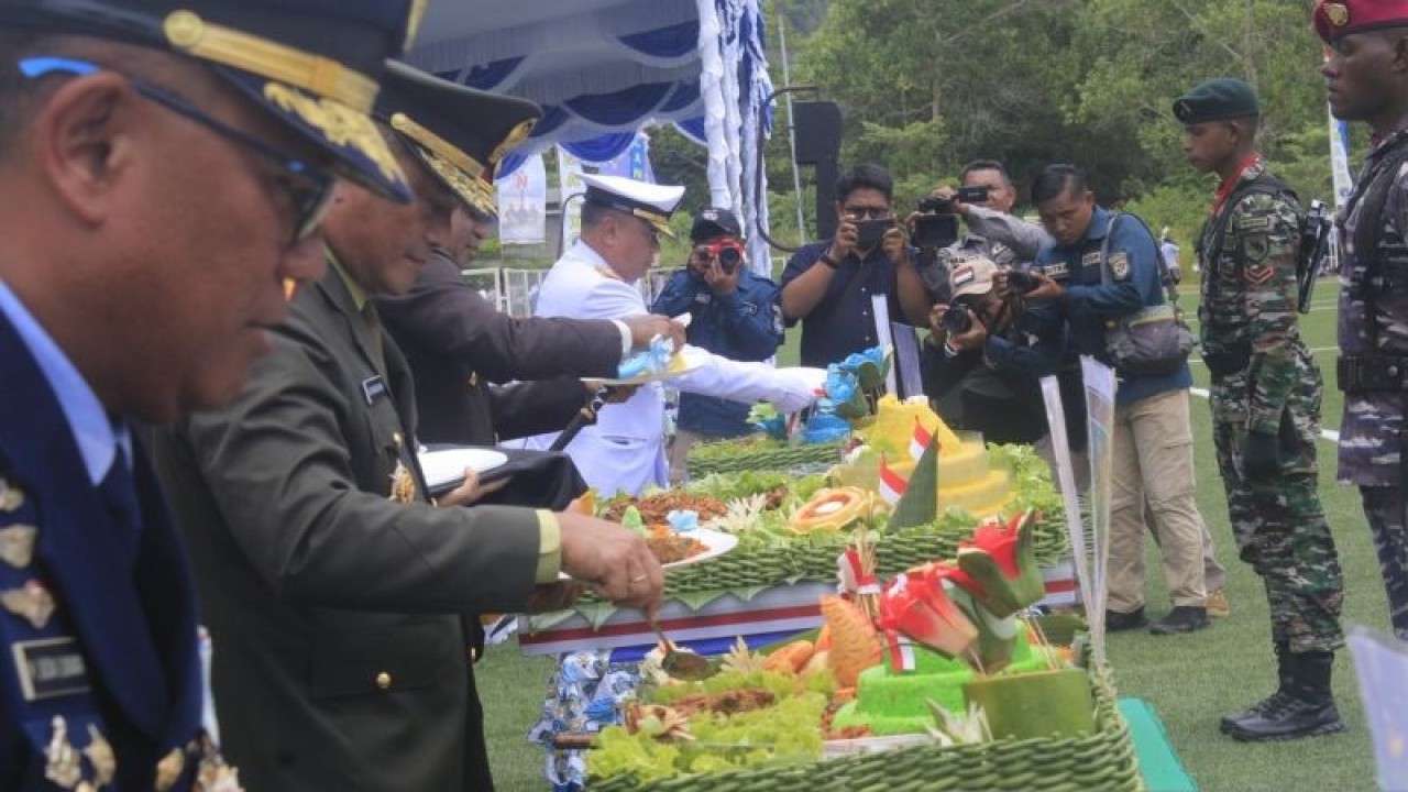 Pangdam XVII/Cenderawasih Mayjen TNI Izak Pangemanan bersama Kapolda Papua, Irjen Pol Mathius D Fakhiri, Danlanud Silas Papare, Marsma TNI M Dadan Gunawan dan Danlantamal X Jayapura Brigjen TNI (Mar) Ludi Prastyono memotong tumpeng dan membagikan kepada anggota di puncak HUT ke-78 TNI 2023. (ANTARA/Yudhi Efendi)