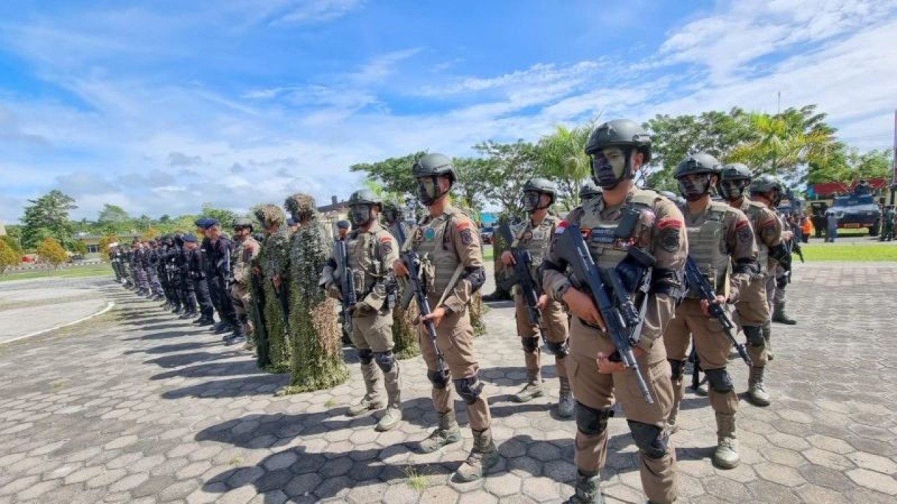 Personel Polda Papua Barat dan Kodam XVIII/Kasuari mengikuti apel gelar pasukan Operasi Mantap Brata Mansinam 2023-2024 dalam rangkaian pengamanan Pemilu Serentak 2024 yang diselenggarakan di Markas Polda Papua Barat, Manokwari, Selasa. (ANTARA/Fransiskus Salu Weking)