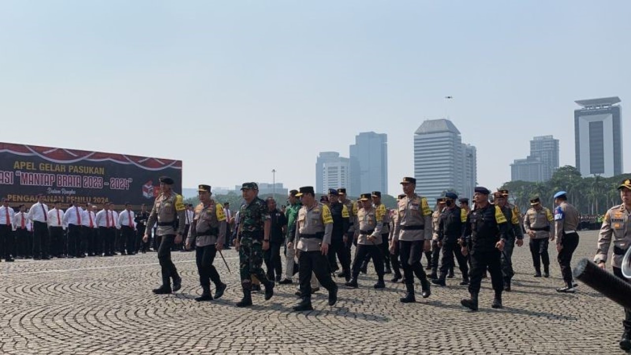 Kapolri Jenderal Pol. Listyo Sigit Prabowo didampingi Kasum TNI Letjen TNI Bambang Ismawan mengecek kesiapan personel Operasi Mantap Brata 2023-2024 di Silang Monas, Jakarta, Selasa (17/10/2023). (ANTARA/Laily Rahmawaty)